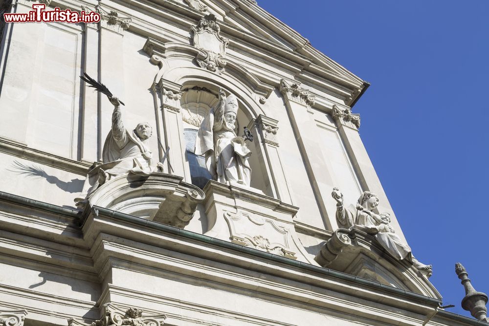 Immagine Dettaglio della chiesa di San Donato con sculture a Mondovì, Piemonte, Italia. Progettata da Francesco Gallo nel 1739 e terminata da Benedetto Alfieri e Filippo Nicolis di Robilant una ventina di anni più tardi, la cattedrale di Mondovì si presenta con un monumentale portale ornato di statue sulla facciata in arenaria.