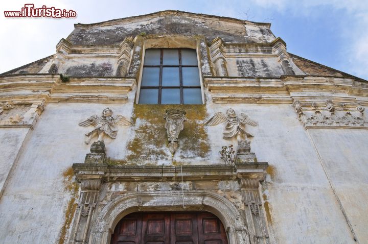 Immagine La chiesa di San Filippo Neri a Tursi, Basilicata. In stile barocco, questo luogo di culto datato 1661 è dedicato al santo patrono della città. Situata in piazza Plebiscito nel quartiere San Filippo, la chiesa è costituita da tre navate e conserva al suo interno preziose opere dell'artista locale Francesco Oliva.