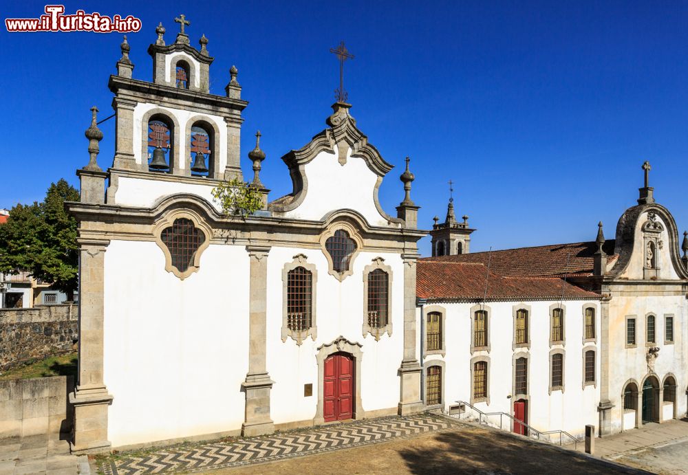 Immagine La chiesa di San Francesco e il Seminario dei Missionari Apostolici a Vinhais, Portogallo.