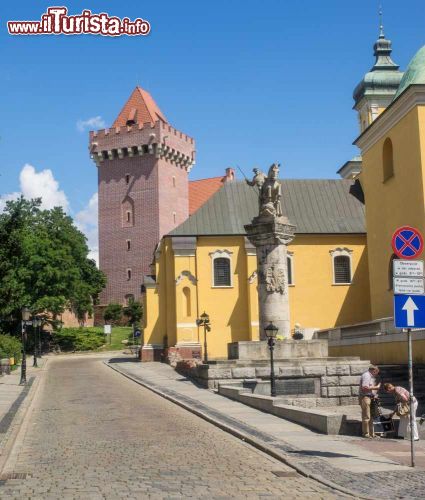 Immagine Chiesa di San Francesco Serafico a Poznan, Polonia - Facciata gialla e cupole color verde per l'edificio religioso dedicato a San Francesco d'Assisi © Mariusz S. Jurgielewicz / Shutterstock.com