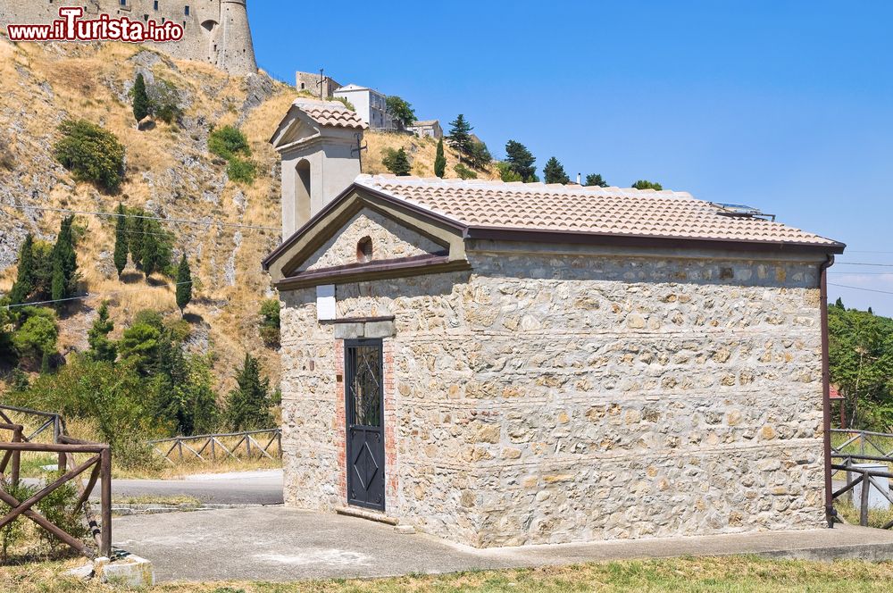 Immagine La chiesa di San Gerardo ai piedi dela rupe sulla quale sorge il Castello Normanno-Svevo di Deliceto, Puglia.