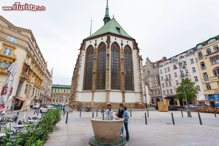 Immagine Chiesa di San Giacomo Maggiore a Brno, Moravia (Repubblica Ceca). Fra i migliori monumenti cittadini, è un bell'esempio di architettura gotica. Venne fondata nel 1220 per i coloni fiammignhi e tedeschi che vivevano in città.