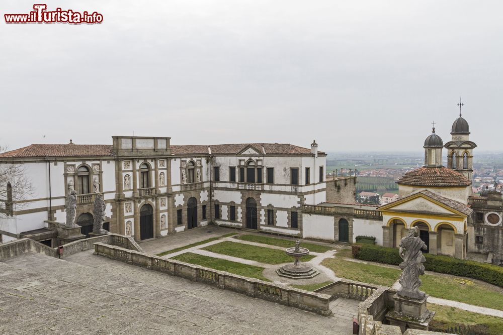 Immagine Chiesa di San Giorgio e Villa Duodo a Monselice, Veneto, Italia. Una bella immagine del santuario di San Giorgio, detto anche dei Santi, dove nel 1651 vennero traslati da Roma i corpi e le reliquie di tre martiri e di Villa Duodo, costruita a inizi '600 su progetto di Vincenzo Scamozzi.