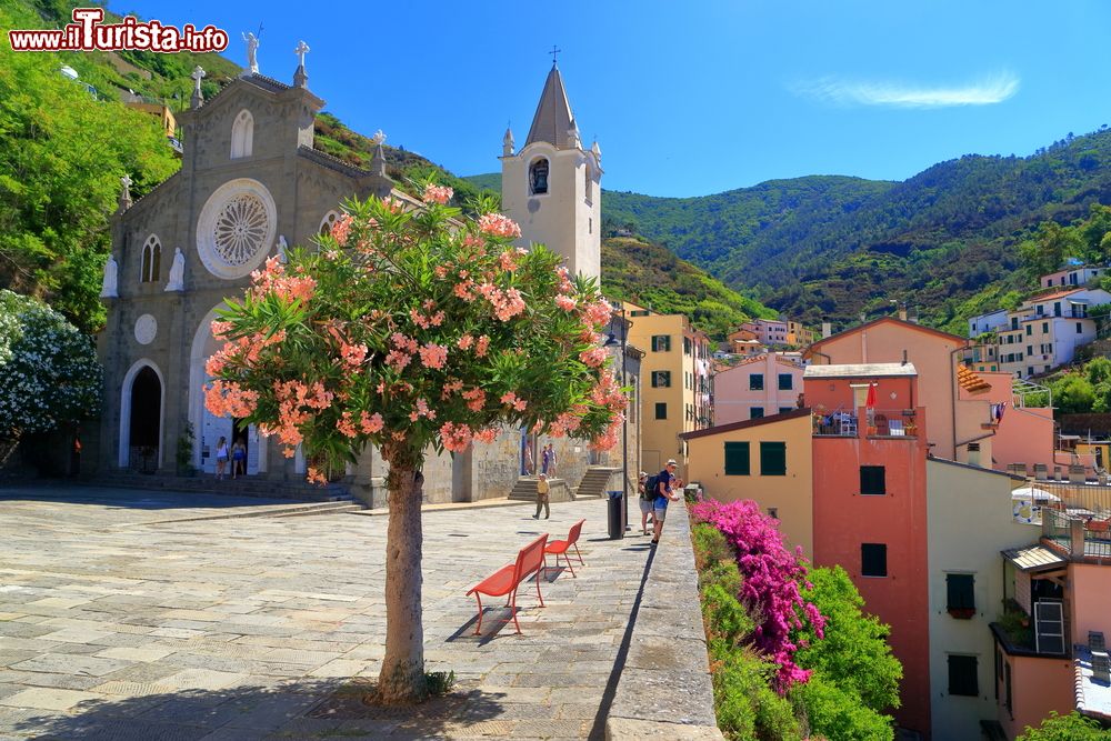 Immagine La Chiesa di San Giovanni Battista nel borgo di Riomaggiore, Cinque Terre (Liguria)