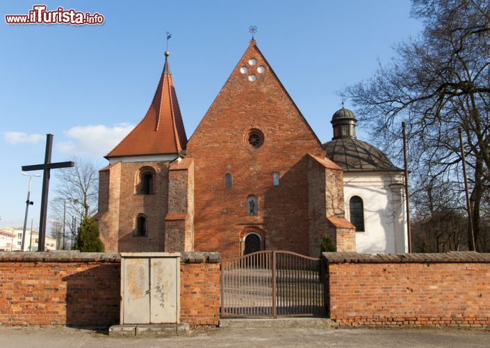 Immagine Chiesa di San Giovanni di Gerusalemme a Poznan, Polonia - Gravemente danneggiata durante la battaglia di Poznan nel 1945 e restaurata alcuni anni più tardi, questa chiesa cattolica romana è stata costruita sui resti di un antico luogo di fede alla fine dell'XI° secolo. Si ritiene sia uno dei primi edifici in pietra della Polonia © Przemyslaw Wasilewski / Shutterstock.com