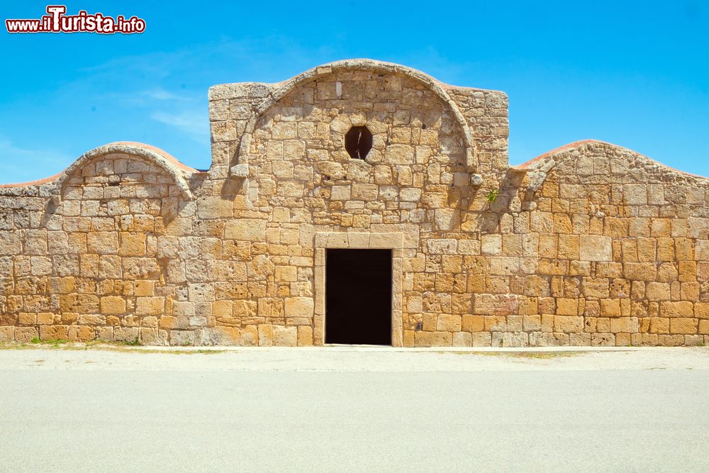 Immagine La chiesa di San Giovanni di Sinis, Cabras, Sardegna. La caratteristica facciata paleocristiana dell'edificio religioso costruito su un'antica necropoli punica e in seguito cristiana.