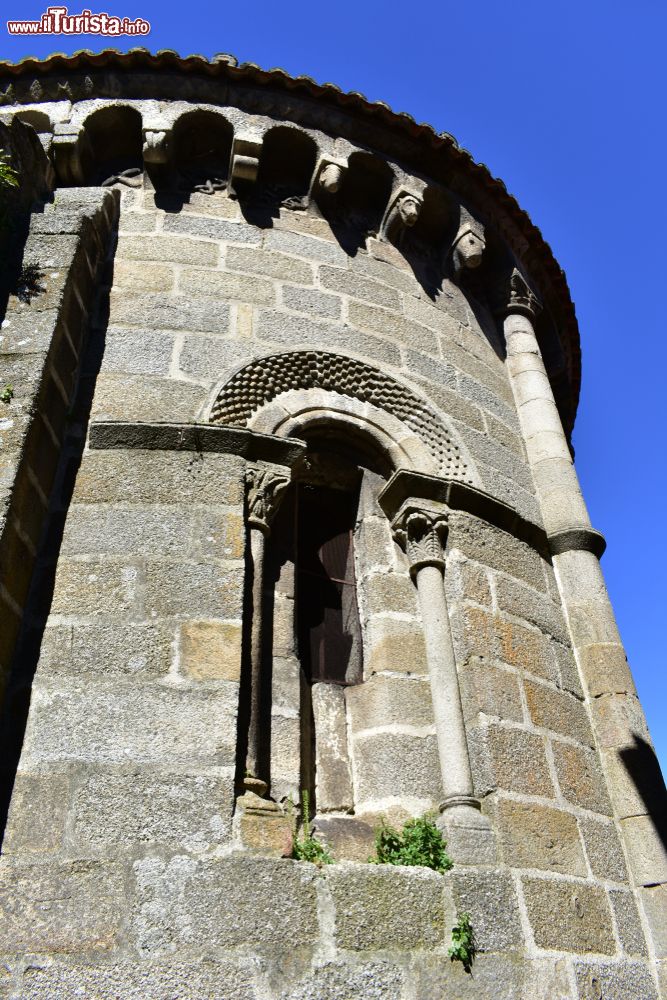 Immagine Chiesa di San Juan a Ribadavia, Spagna: finestra ad arco in stile romanico.