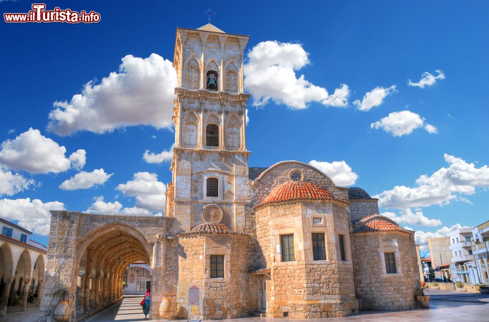 Immagine Chiesa di San Lazzaro a Larnaka (isola di Cipro) in una giornata con cielo blu e le nuvole.