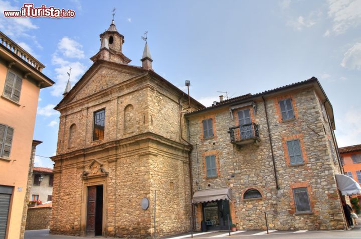 Immagine La chiesa di San Lorenzo a Bobbio, Piacenza, Emilia Romagna. I primi documenti che attestano l'esistenza di questo edificio religioso risalgono al 1144.
