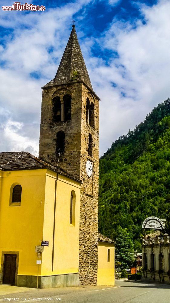 Immagine Chiesa di San Lorenzo a Pré-Saint-Didier, Valle d'Aosta. Ricostruita nel XV° secolo e ampliata nel 1891, è una chiesa a croce latina con una sola navata. Il campanile è in stile romanico ed è uno dei più antichi di tutta la Valle d'Aosta - © s74 / Shutterstock.com