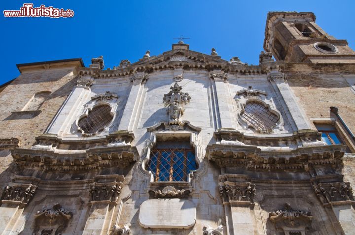 Immagine Ammirando la Chiesa di San Lorenzo a San Severo, Puglia: veduta dal basso - La Chiesa di San Lorenzo, qui splendidamente ripresa dal basso, non è solo uno degli edifici religiosi più importanti di San Severo ma è anche parte dell'enorme patrimonio artistico e architettonico italiano, un monumento nazionale che, con la sua facciata rococò e i suoi sontuosi interni si classifica tra le più belle chiese della Puglia. - © Mi.Ti. / Shutterstock.com