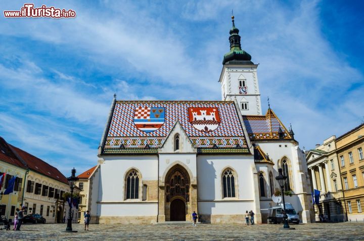 Immagine Chiesa di San Marco a Zagabria, Croazia. Costruita nel XIII° secolo, la parrocchiale di San Marco venne restaurata da Herman Bollé in stile neogotico. Da notare il tetto con i due stemmi, quello del Regno Trino di Croazia, Dalmazia e Slovenia e quello della città di Zagabria. L'interno venne invece restaurato dal 1936 al 1938  - © pavel dudek / Shutterstock.com