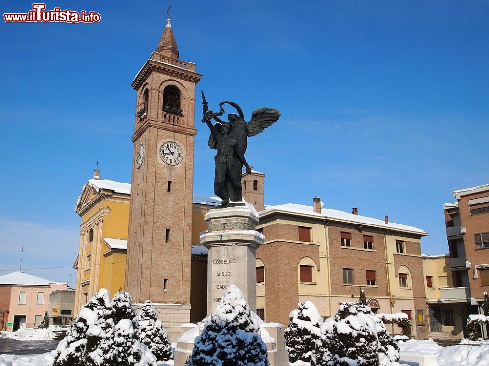 Immagine Chiesa di San Martino e monumento ai caduti a Conselice, dopo una nevicata invernale