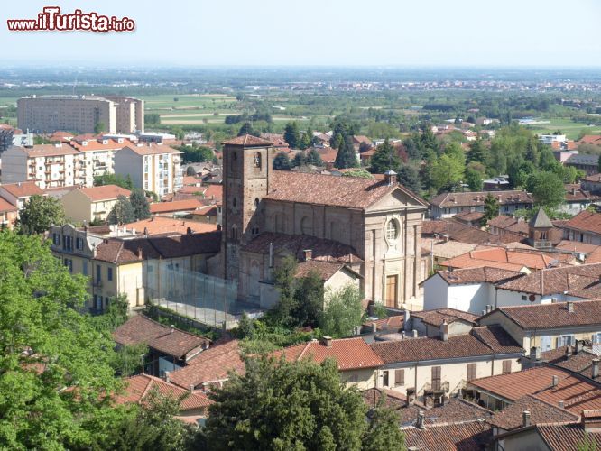 Immagine La Chiesa di San Martino fotografata dal punto panoramico offerto dal Castello di Rivoli torinese - © Claudio Divizia/ Shutterstock.com