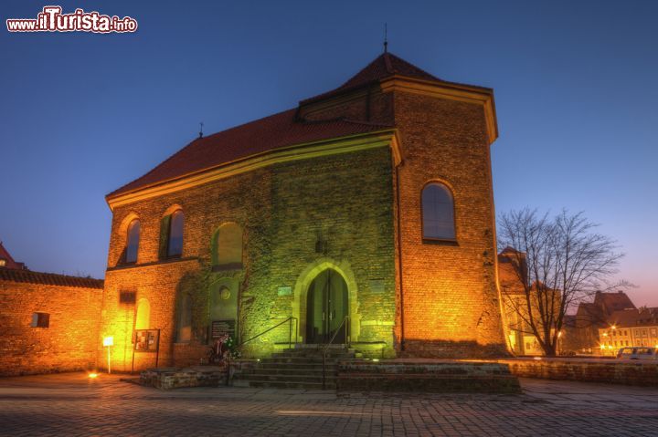 Immagine Chiesa di San Martino a Wroclaw, Polonia - Fotografata di sera, questa piccola chiesa gotica si trova nella parte occidentale di Ostrow Tumski. Costruita in pietra e mattoni, si presenta con una sola navata a pianta esagonale con presbiterio trilaterale e con delle belle arcate ornate. La chiesa ha due piani ma, visto che il terreno si è elevato e la parte inferiore si trova parzialmente sotto il livello del suolo, il piano terra assomiglia ad una cripta. E' uno degli edifici ecclesiastici più antichi della città © Patryk Michalski / Shutterstock.com