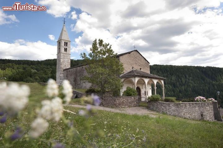 Immagine Trentino, Altopiano di Pinè, Valle di Cembra:   la Chiesa di San Mauro a Fornace Civezzano - © www.visitpinecembra.it
