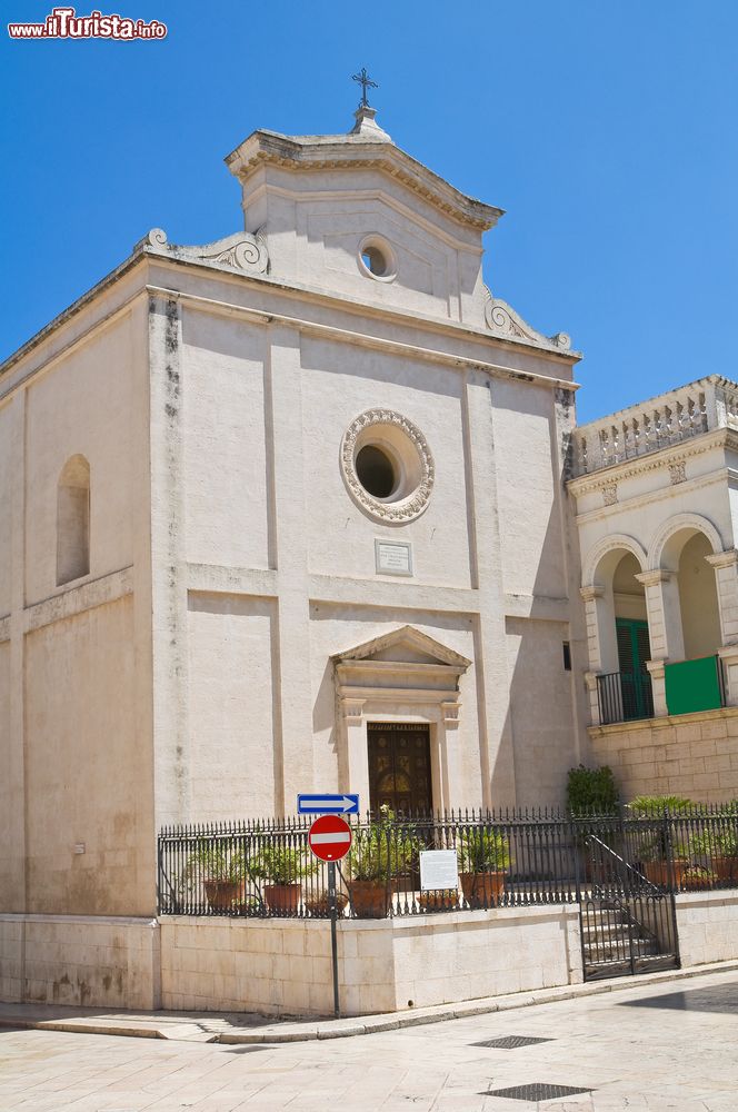 Immagine Chiesa di San Nicola a Fasano, Puglia. A volerne l'edificazione nel 1596 fu il nobile Donato Antonio Paternò che donò 700 ducati per la realizzazione di questo progetto.
