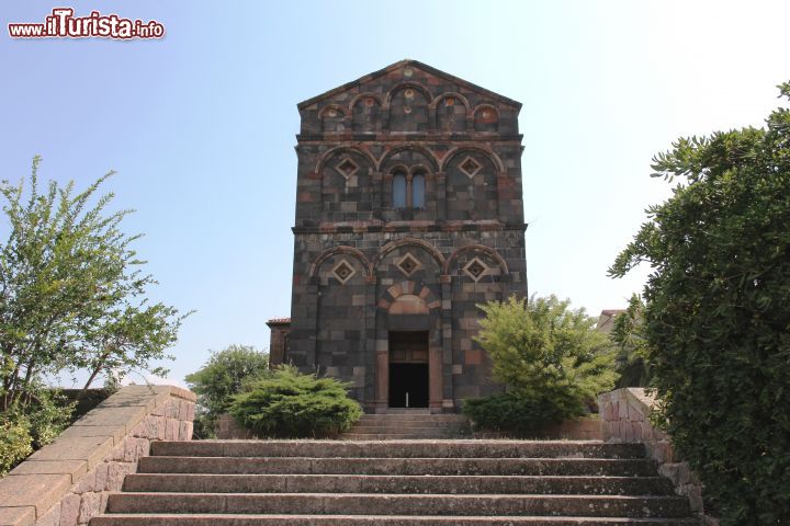 Immagine La facciata della Chiesa di San Nicola , in stile romanico pisano, un tempo la Cattedrale di Ottana che però dovette cedere la cattedra alla chiesa di Torres. Siamo nel cuore della Sardegna, in Barbagia