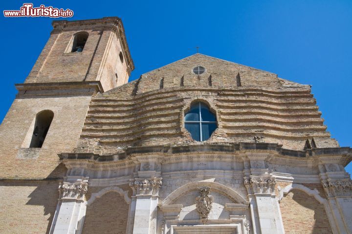 Immagine La Chiesa di San Nicola a San Severo, Puglia, ripresa dal basso - la Chiesa di San Nicola è la seconda parrocchia di San Severo e la sua iniziale costruzione risale al XI secolo. La costruzione è stata però ripresa nel corso del '700 e infatti sia gli interni sia la facciata, che possiamo osservare nella foto, sono barocchi. - © Mi.Ti. / Shutterstock.com