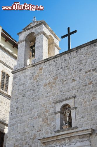 Immagine Chiesa di San Rocco a Ruvo di Puglia - Costruito nel 1503 questo grazioso tempietto fu il segno di ringraziamento e di devozione da parte del popolo di Ruvo in seguito alla liberazione della città dalla peste per mano di San Rocco. Alla facciata esterna in bugnato si abbina un interno particolarmente venerato per la presenza del gruppo in cartapesta degli Otto Santi che viene portato in processione la notte del Giovedì Santo © Mi.Ti. / Shutterstock.com
