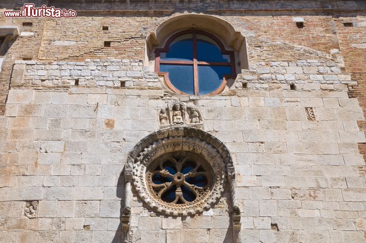 Immagine Particolari della facciata della Chiesa di San Severino Abate a San Severo, Puglia - La splendida Chiesa di San Severino, dichiarata monumento nazionale, è la chiesa più antica della città, edificata nel lontano 1059. In questa immagine possiamo osservarne la bella facciata in pietra e laterizio e il bellissimo rosone a sei raggi. - © Mi.Ti. / Shutterstock.com