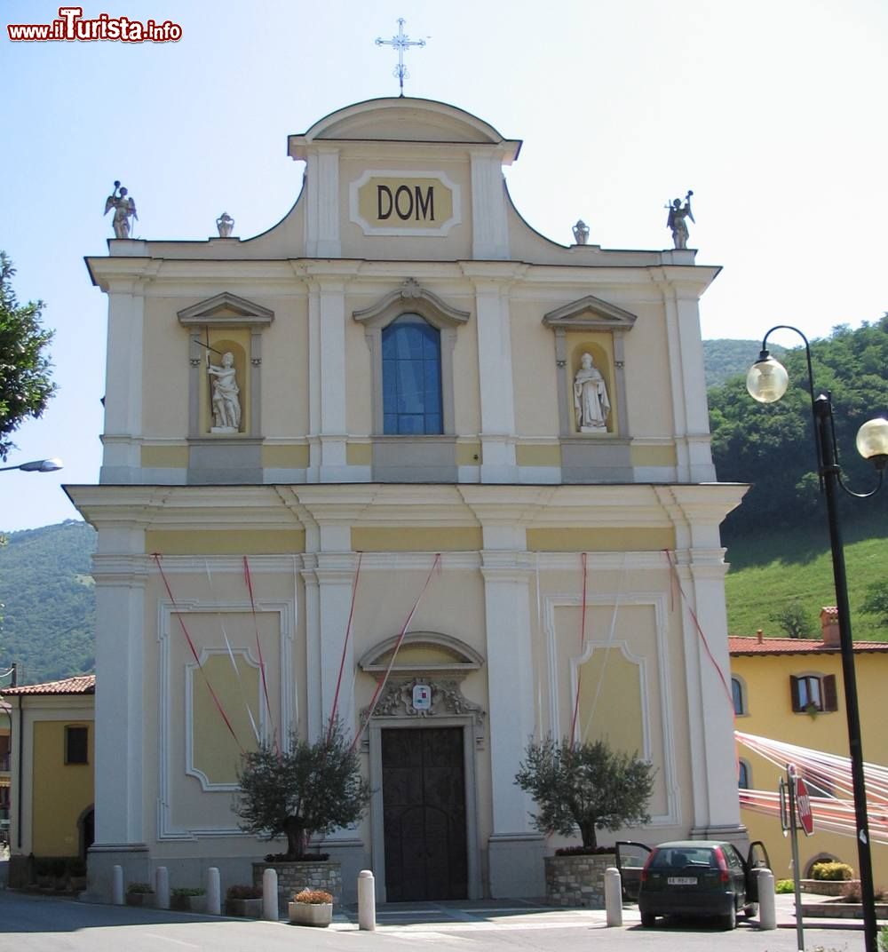 Immagine La Chiesa di Sant’Alessandro nel centro di Viadanica in Lombardia - © Giorces - Pubblico dominio - Wikipedia