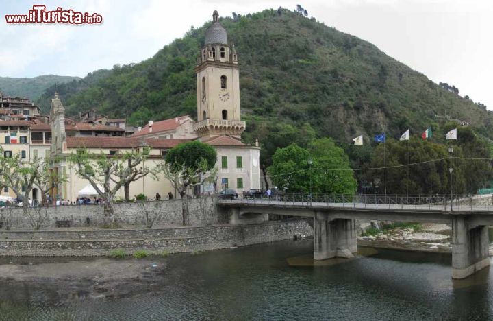 Immagine La chiesa di Sant'Antonio Abate e il ponte moderno sul fiume Nervia a Dolceacqua © wikipedia