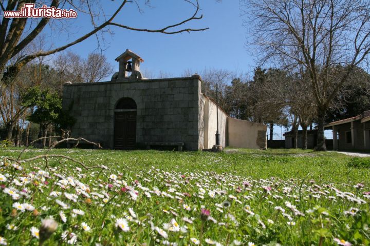 Immagine La chiesa di Sant' Antonio nei pressi di Austis in Sardegna - © www.comune.austis.nu.it