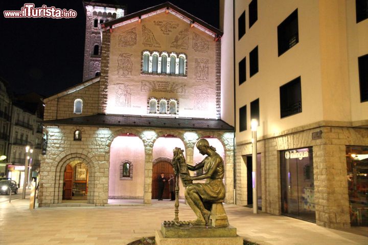 Immagine Chiesa di Sant Pere Màrtir a Andorra la Vella by night, Andorra. Costruita nel 1956 su progetto dell'architetto Josep Danés, si presenta in stile neo romanico e in pietra di granito - © Ana del Castillo / Shutterstock.com