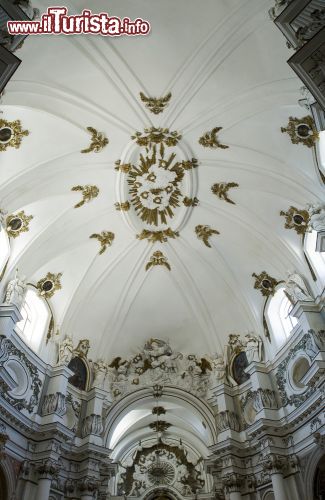 Immagine Gli splendidi interni della Chiesa di Santa Chiara, a Noto - La Chiesa di Santa Chiara, situata di fianco all'ex Convento delle Benedettine, è conosciuta come una delle chiese più belle non solo di Noto, ma di tutta la Sicilia, grazie soprattutto ai suoi meravigliosi interni barocchi ricchi di stucchi e decorazioni, che possiamo ammirare in questa foto.  - © luigi nifosi / Shutterstock.com