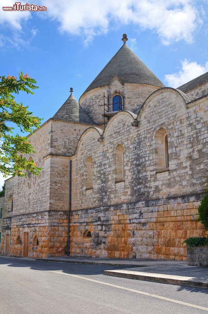 Immagine Chiesa di Santa Maria Addolorata a Fasano, Puglia, Italia. Si trova in viale Toledo ed è chiamata anche Chiesa Madre "Trullo del Signore". La sua particolarità architettonica è che l'altare maggiore è sormontato da un grande trullo.