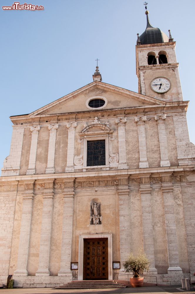 Immagine Chiesa di Santa Maria Assunta a Arco, Trentino. Fondata tra il IV° e il IX° secolo, questa collegiata è stata menzionata per la prima volta in un documento del 1144.