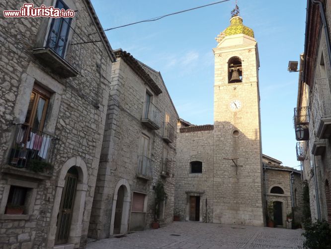 Immagine La visita al borgo in pietra di Oratino in Molise: ecco la Chiesa di Santa Maria Assunta la storica parrocchiale della città molisana - © Pietro - CC BY-SA 3.0 - Wikimedia Commons.