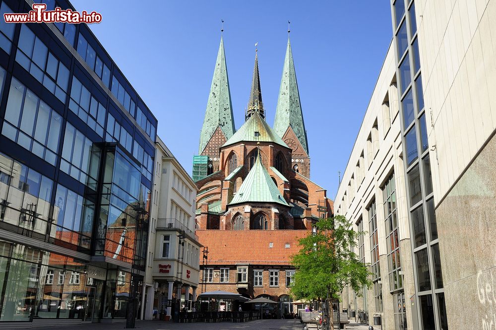 Immagine La chiesa di Santa Maria vista da Schrangen, la strada situata nella parte vecchia della città di Lubecca (Germania).