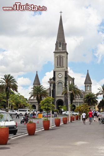 Immagine Chiesa di Santa Teresa a Curepipe, Mauritius. Una bella immagine della chiesa cattolica dedicata a Santa Teresa: costruita nel 1872, è caratterizzata da una facciata slanciata - © trgowanlock / Shutterstock.com