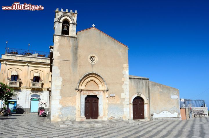 Immagine Chiesa di Sant'Agostino a Taormina, Sicilia. Si trova in piazza IV Aprile proprio di fronte alla Torre dell'Orologio. Intitolata originariamente a San Sebastiano, nel 1530 venne dedicata agli agostiniani. Lo stile con cui è costruita è quello tardo-gotico siciliano;particolarmente interessante è l'elegante campanile che si presenta con la forma di una piccola torre merlata mentre il portale è costruito con un'architrave in marmo di Taormina. All'interno, la chiesa ospita pregiati dipinti fra cui una tavola a tempera della scuola di Antonello da Messina.