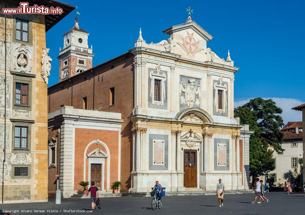 Immagine Gente a passeggio di fronte alla facciata principale della chiesa di Santo Stefano dei Cavalieri, Pisa, Toscana. La prima pietra di questo luogo di culto dedicato a Santo Stefano papa e martire venne posta nell'aprile 1565 da Cosimo I° de Medici - © Alvaro German Vilela / Shutterstock.com