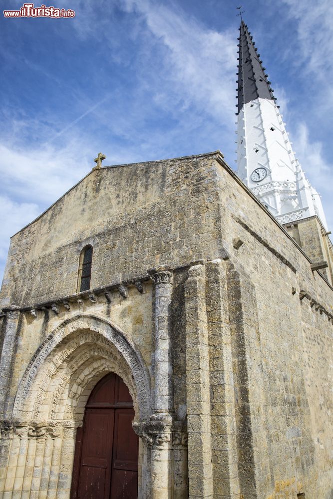Immagine La chiesa di Santo Stefano nel villaggio di Ars-en-Ré, Ile-de-Ré, Francia. Il campanile dipinto di bianco e nero era un riferimento per i marinai.