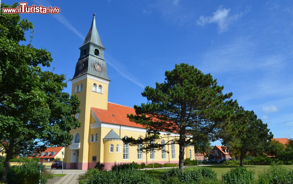 Immagine La chiesa di Skagen in una giornata di sole, Danimarca. Sorge nel centro storico della cittadina danese.