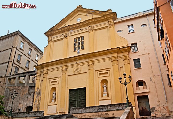 Immagine Chiesa di St. Charles nella vecchia città di Bastia, Corsica. E' anche conosciuta come chiesa di San Ignazio, in onore di Ignazio Loyola - © eFesenko / Shutterstock.com