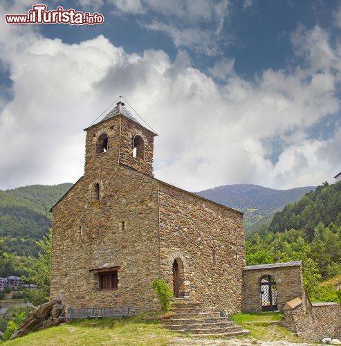 Immagine Chiesa di St. Cristopher, Andorra. La bella chiesa romanica di San Cristoforo sorge nella capitale del principato che vanta il paesaggio di Madriu-Perafita-Claror Valley nella lista dei patrimoni Unesco - © Pecold / Shutterstock.com