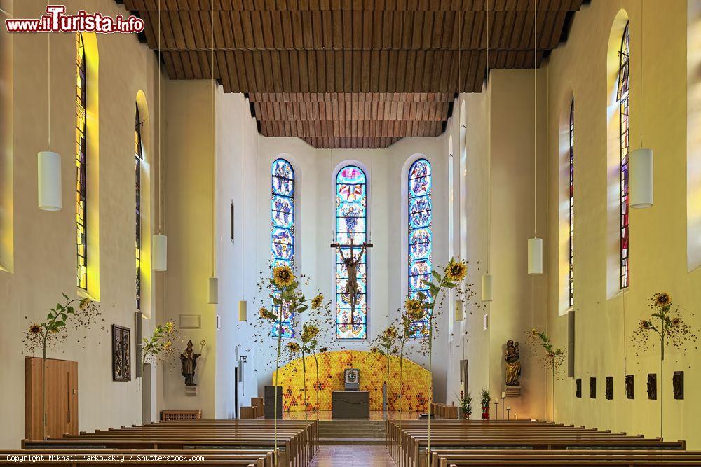 Immagine L'interno della chiesa di St. Nikolaus a Friedrichshafen addobbata per la Pentecoste. La chiesa, che ha origini medievali, fu distrutta durante la seconda guerra mondiale e ricostruita successivamente - © Mikhail Markovskiy / Shutterstock.com