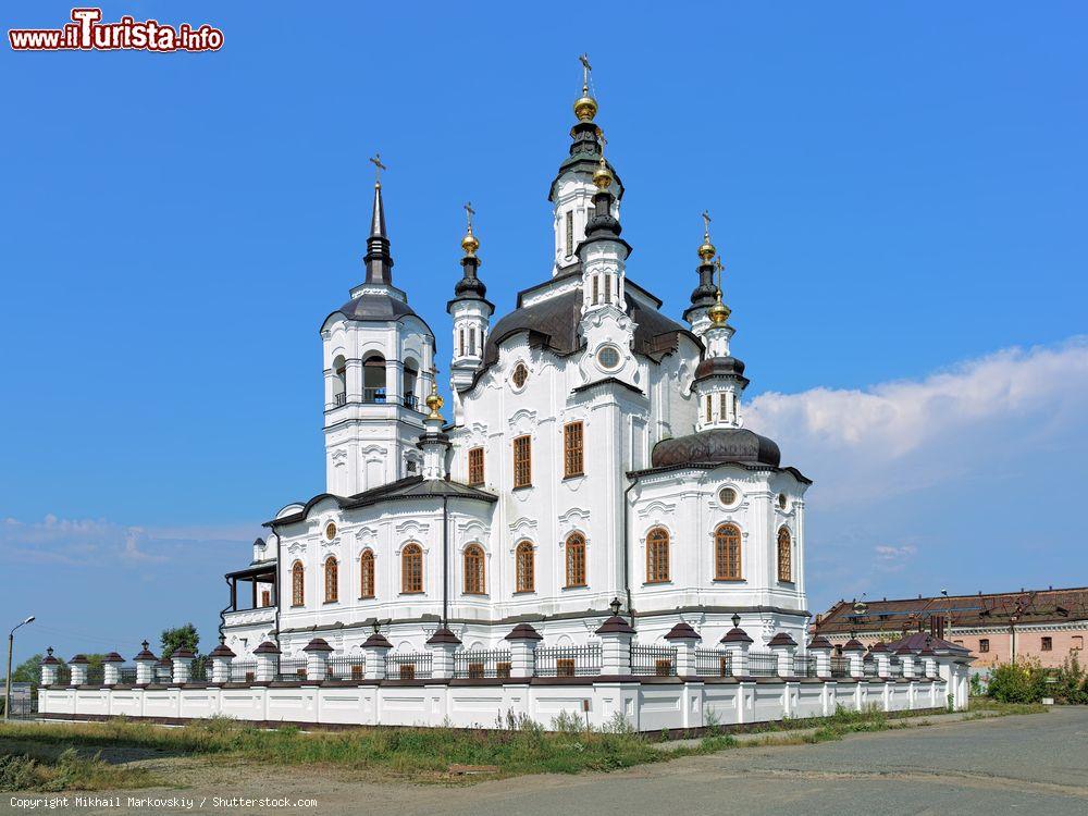 Immagine La chiesa di Zacaria e Elisabetta a Tobolsk, Russia. Testimonianza dello stile barocco siberiano, questo edificio di culto venne edificato fra il 1758 e il 1776 - © Mikhail Markovskiy / Shutterstock.com