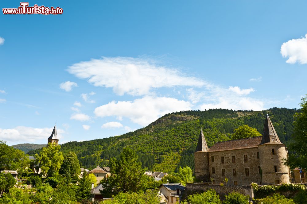 Immagine Chiesa e castello di Florac, Francia. Situato alla confluenza di 4 fiumi, questo grazioso paese di 2 mila abitanti (che si triplicano in estate) si trova al centro del Parco Nazionale delle Cévennes.