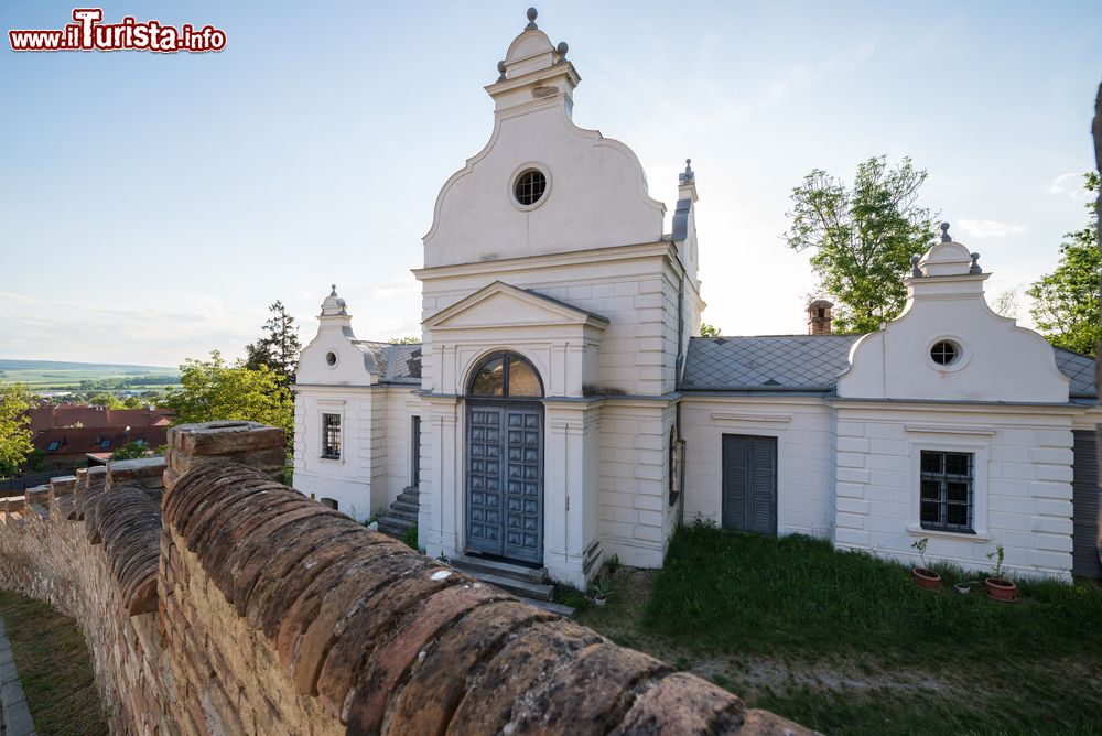 Immagine Chiesa e cimitero ebraico a Mikulov, Repubblica Ceca. A ricordo della storia ebraica della città l'antica sinagoga barocca è diventata un museo mentre una quarantina di case di quello che un tempo era il ghetto sono oggi monumento culturale protetto come il cimitero che ospita oltre 4 mila lapidi.