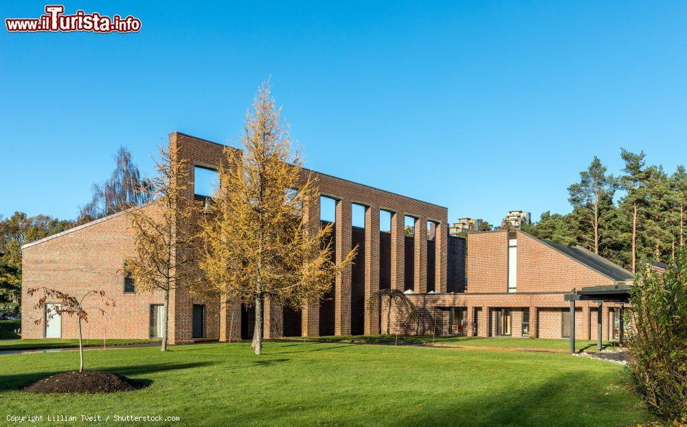 Immagine Chiesa e crematorio a Oddernes, Kristiansand, Norvegia. Siamo in un sobborgo del Comune di Kristiansand, nella contea di Vest-Agder - © Lillian Tveit / Shutterstock.com