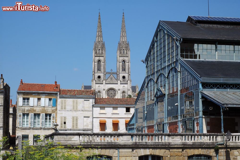 Immagine Chiesa e mercato a Niort, Francia: una bella immagine del sacro e profano.