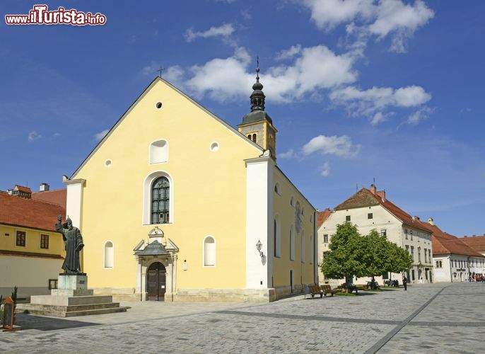 Immagine La chiesa e il monastero francescano di San Giovanni Battista di Varazdin risalgono al 1650. Il campanile, visibile in secondo piano nella foto, misura quasi 55 metri d'altezza - foto © Pecold