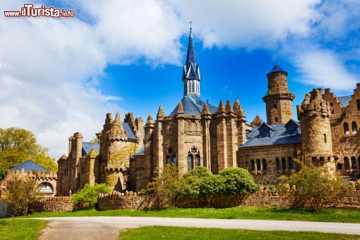 Immagine Chiesa e mura del Castello dei Leoni a Kassel, Germania - Noto anche come Lowenburg, questo maniero è la replica di un castello medievale fatto costruire da Guglielmo IX° durante il XVIII° secolo. Lo si può raggiungere con una bella passeggiata all'interno del parco collinare di Kassel attraverso boschi centenari. Al suo interno vi è ospitato un museo di armi e armature del XVI° e XVII° secolo © Sergey Novikov / Shutterstock.com