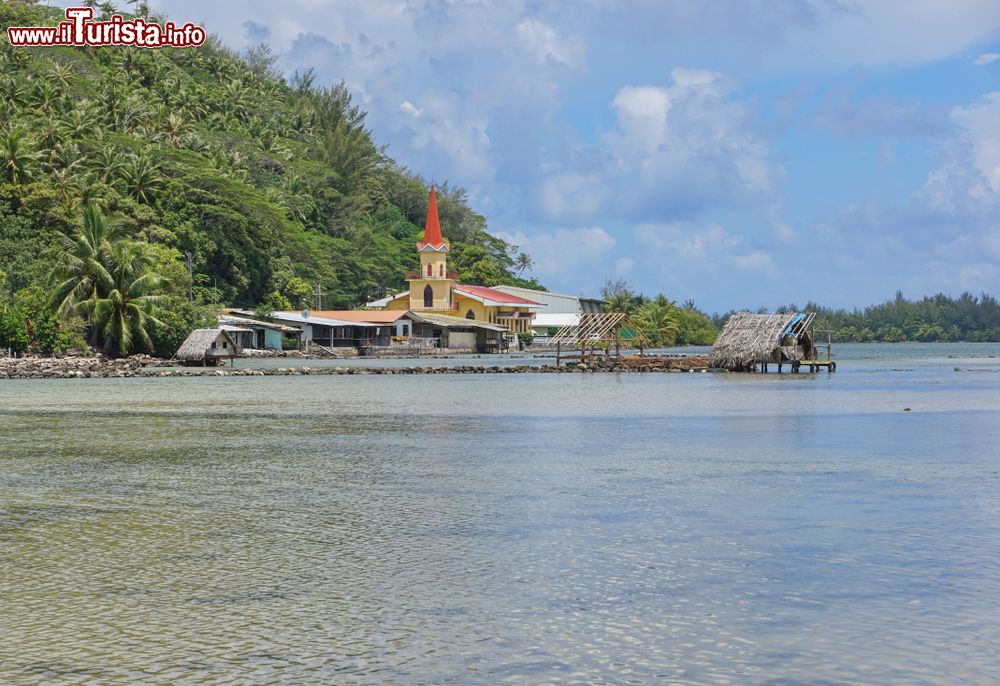 Immagine Chiesa e reti da pesca nel villaggio di Maeva, isola di Huahine, Polinesia Francese. L'isola fa parte dell'arcipelago delle Isole della Società.